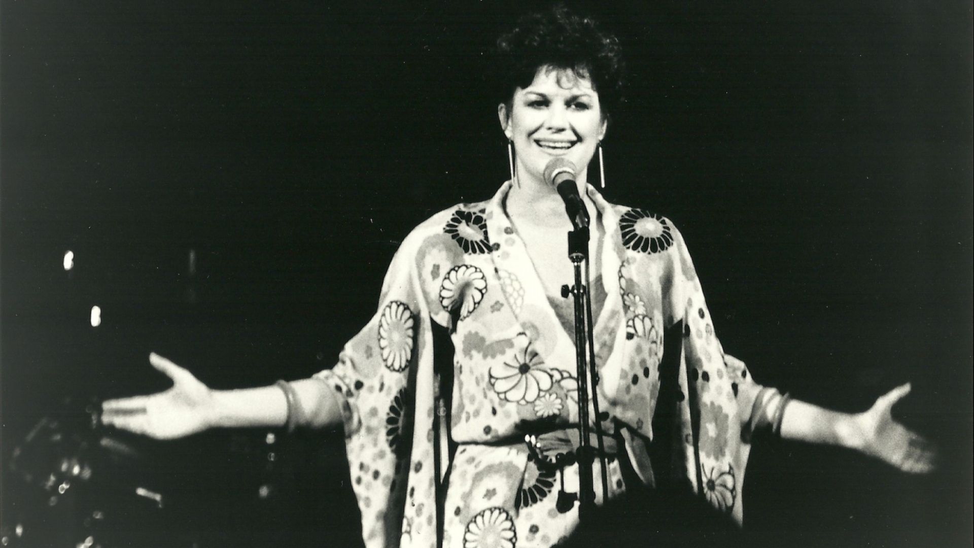 Promotional press photo of American singer-songwriter K.T. Oslin in 1987.
