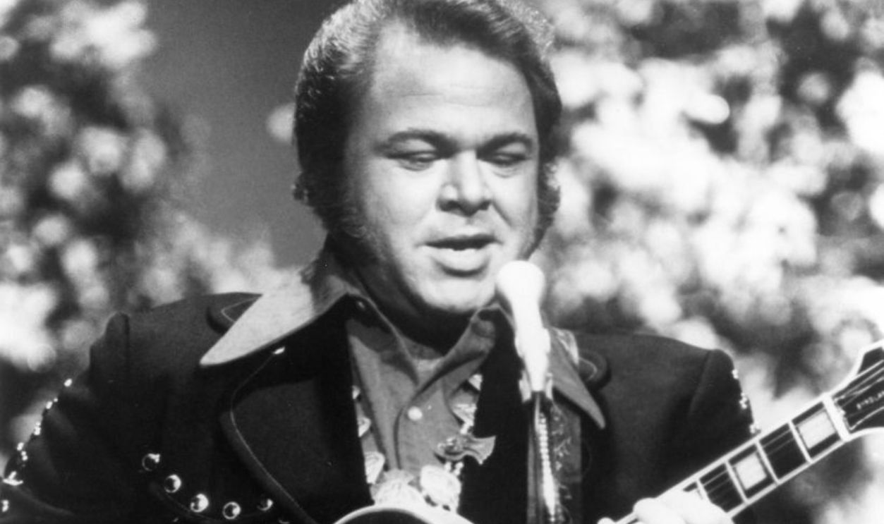 CIRCA 1975: Country artist Roy Clark poses for a portrait circa 1975. 