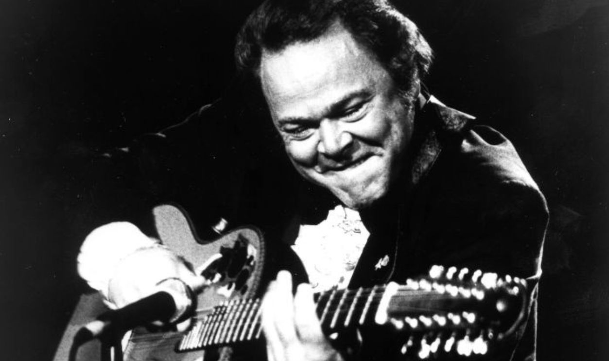 CIRCA 1977: Country artist Roy Clark poses for a portrait circa 1977. 