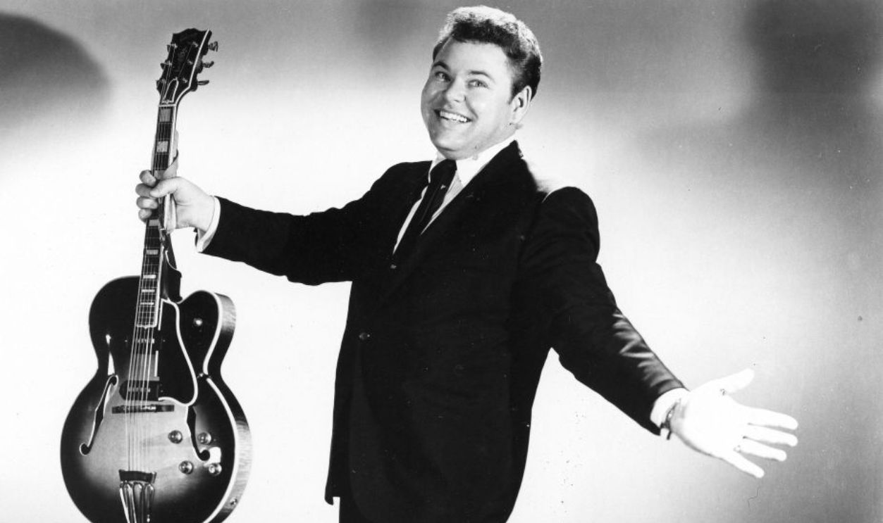 NEW YORK - CIRCA 1964: Country artist Roy Clark poses for a portrait circa 1964 in New York City, New York. 