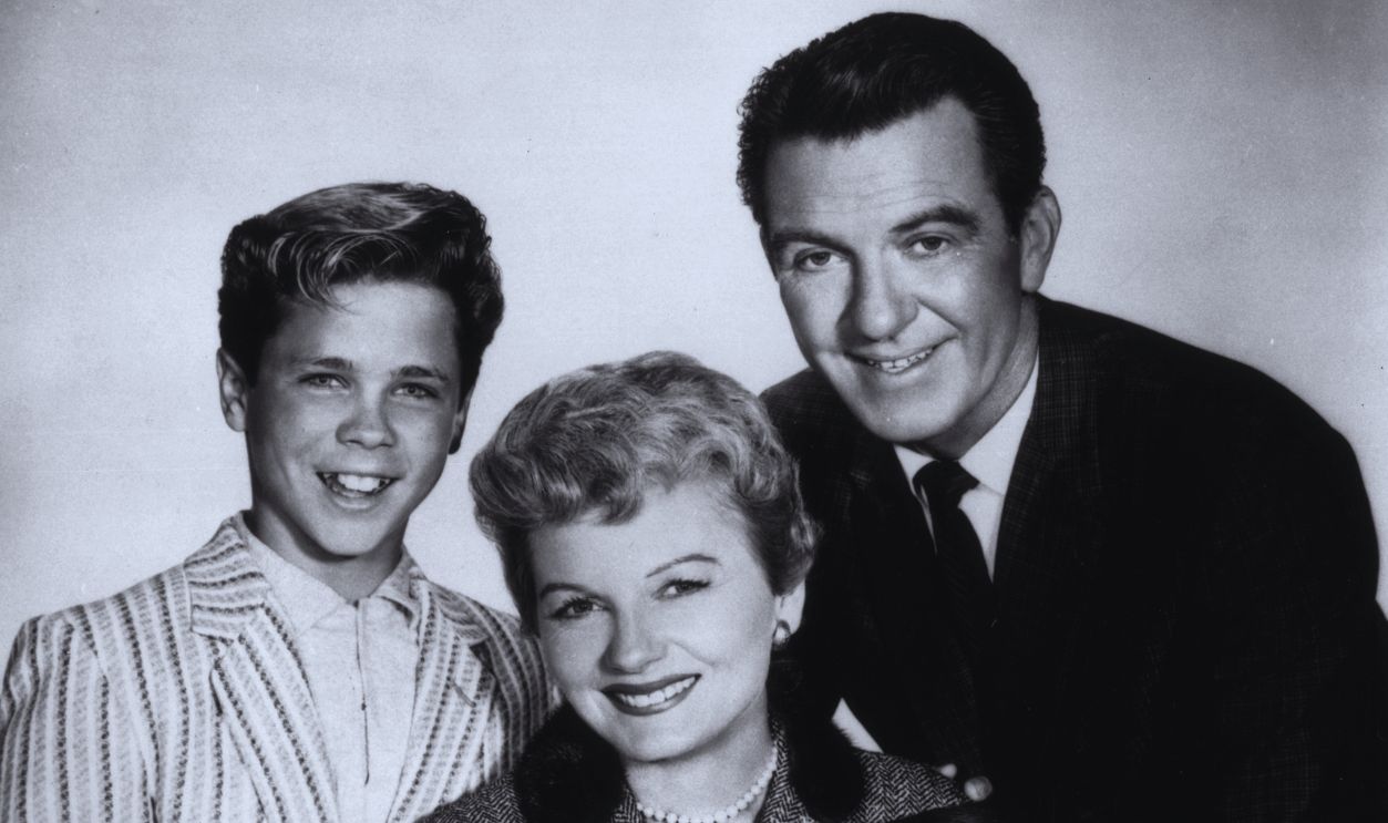Gettyimages - 3232167, Leave It To Beaver circa 1957: American actors (clockwise, from left) Tony Dow, Hugh Beaumont (1909 - 1982), Jerry Mathers, and Barbara Billingsley pose together in a promotional portrait for the television series, 'Leave It to Beaver'. 