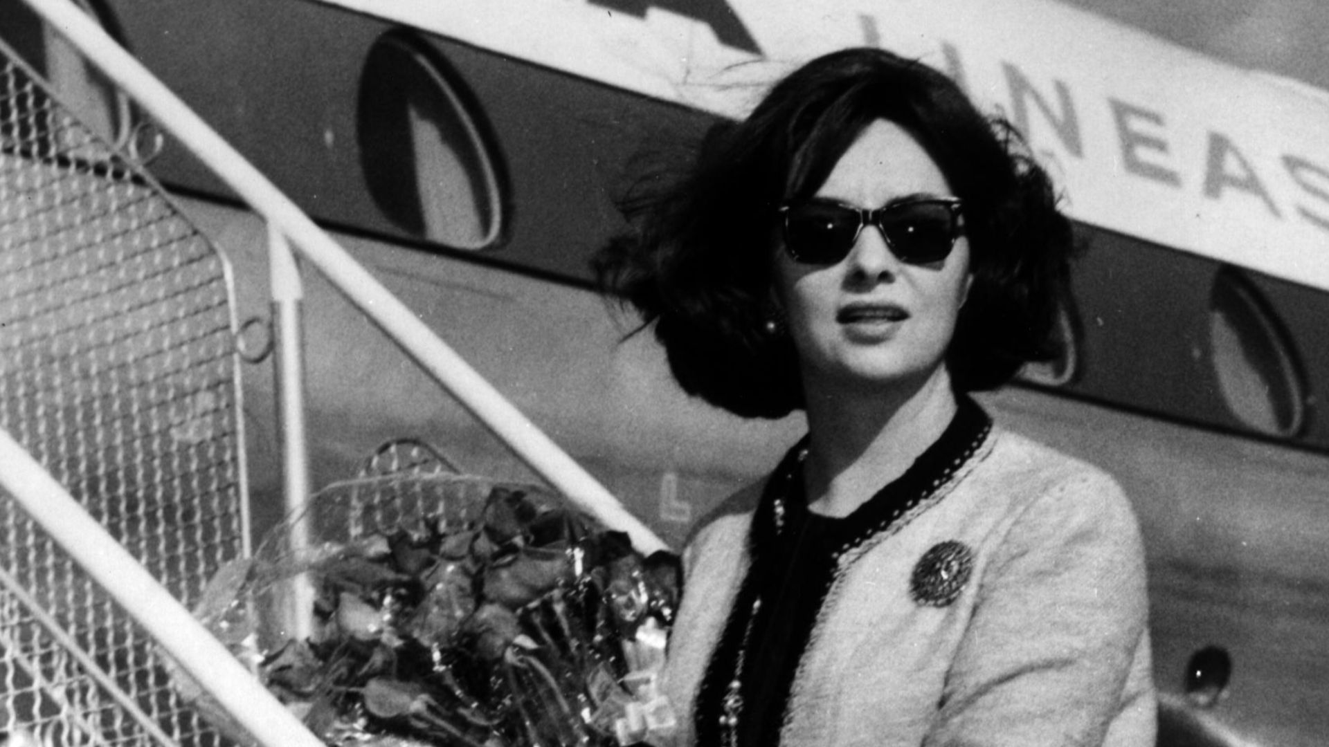 La actriz Gina Lollobrigida embarcando en un avión  Caravelle de Iberia.