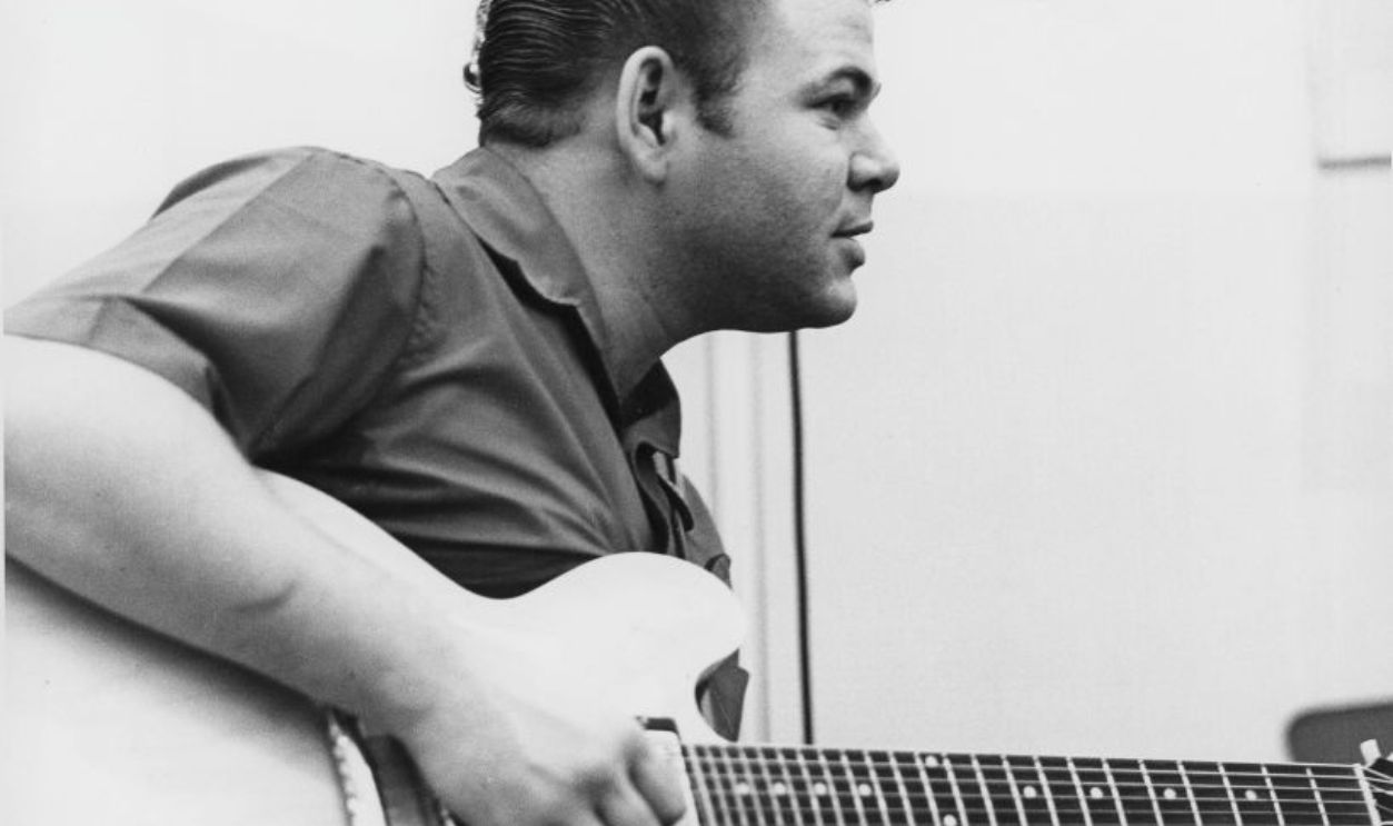 CIRCA 1962: Country artist Roy Clark in the Capitol Records recording studio circa 1962.