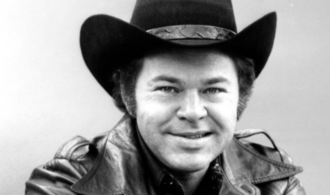 CIRCA 1973: Country artist Roy Clark poses for a portrait circa 1973.