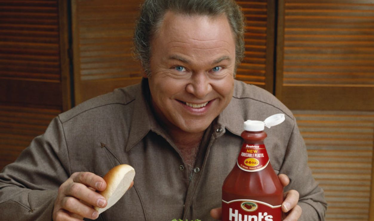 American country musician Roy Clark (1933 - 2018) in an advertising session for Hunt's tomato Ketchup, USA, circa 1980. 
