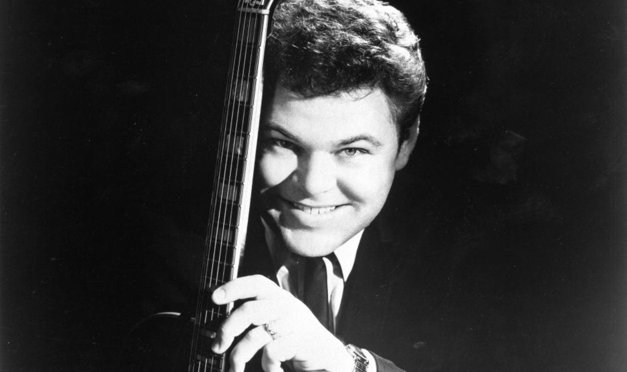 NEW YORK - CIRCA 1963: Country artist Roy Clark poses for a portrait circa 1963 in New York City, New York. 