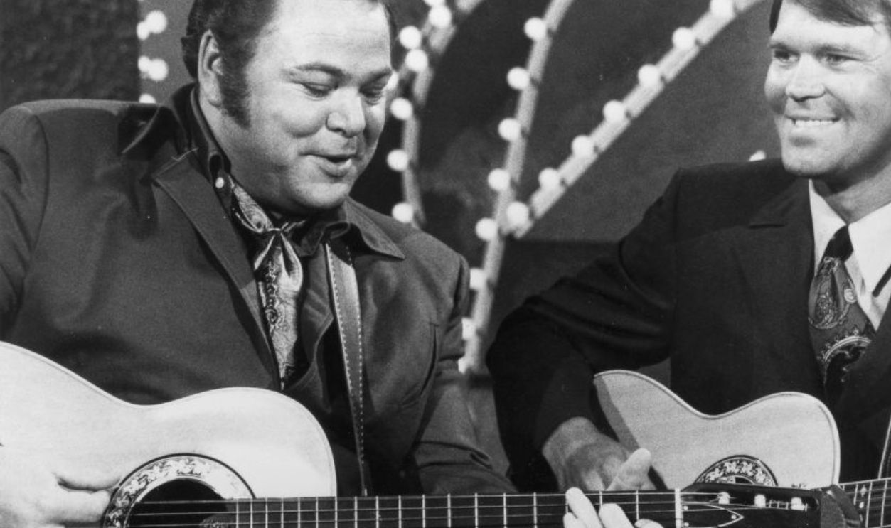 Singer and songwriters Glen Campbell and Roy Clark perform on the Glen Campbell Goodtime Hour circa 1970 in Los Angeles, California. 