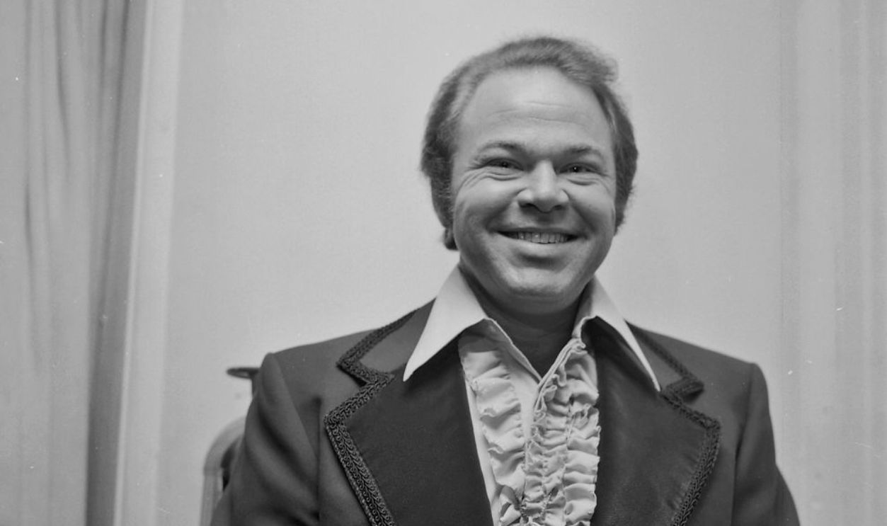 SANTA MONICA - FEBRUARY 18: Country artist Roy Clark poses for a portrait backstage at the 2nd annual American Music Awards at the Santa Monica Civic Auditorium on February 18, 1975 in Santa Monica, California. 
