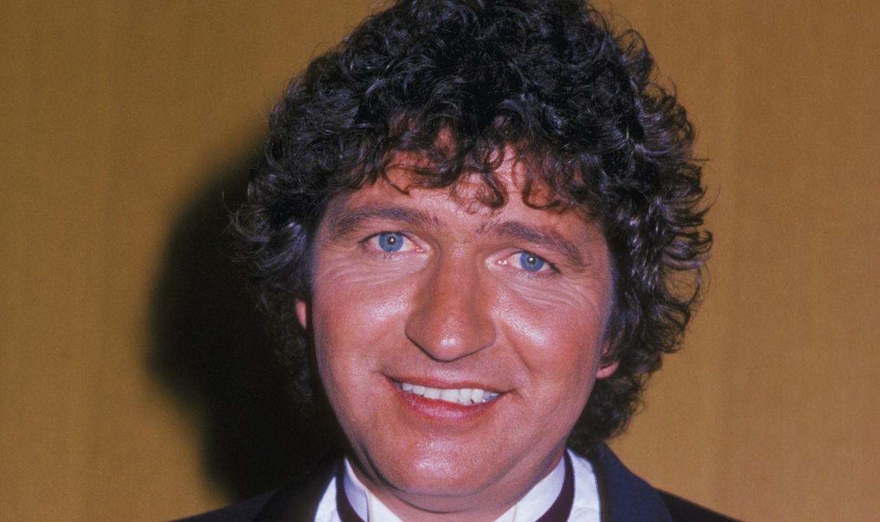 Gettyimages - 156098649, Musician Mac Davis attending 41st Annual Golden Globe Awards on January 29, 1984 at the Beverly Hilton Hotel in Beverly Hills, California. 