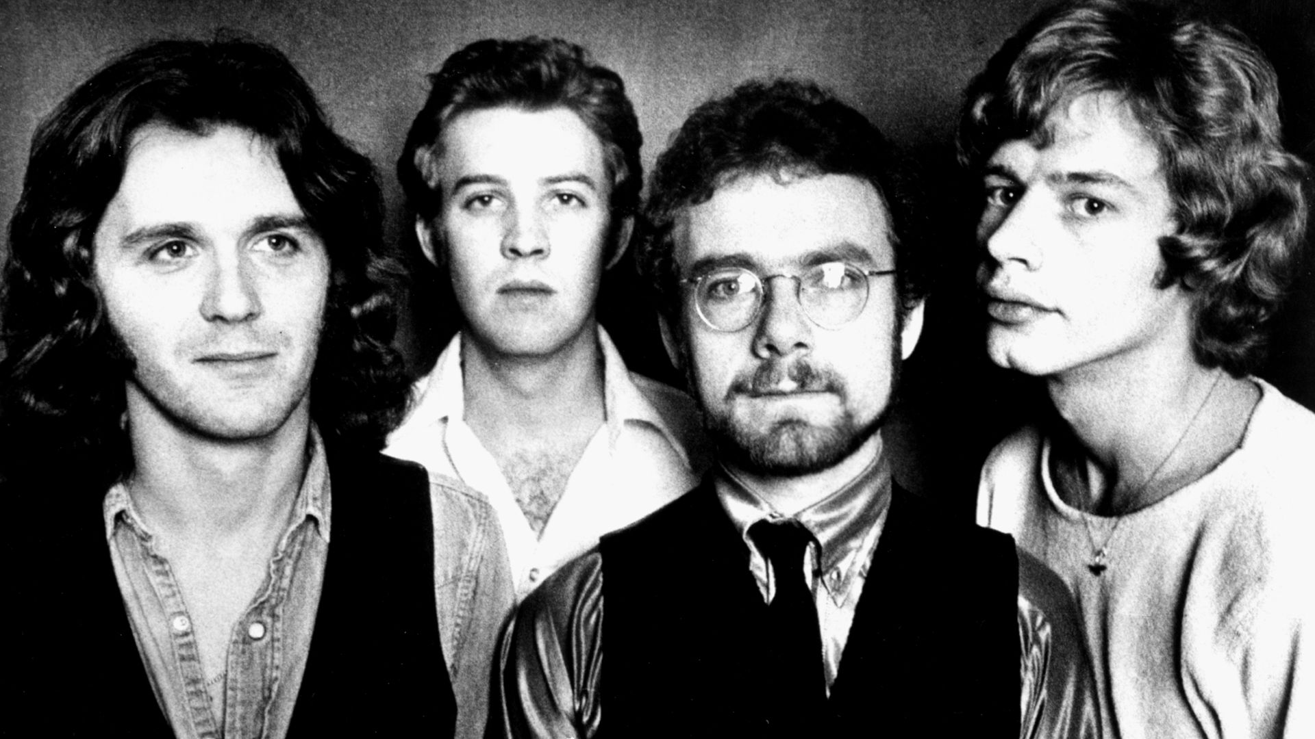 J. Wetton, D. Cross, R. Fripp and B. Bruford:


King Crimson in a 1974 press photo. The lineup depicted lasted from 1972 to 1974. The photo was distributed by Atlantic Records, which was King Crimson's record label in the US. No copyright markings on the 