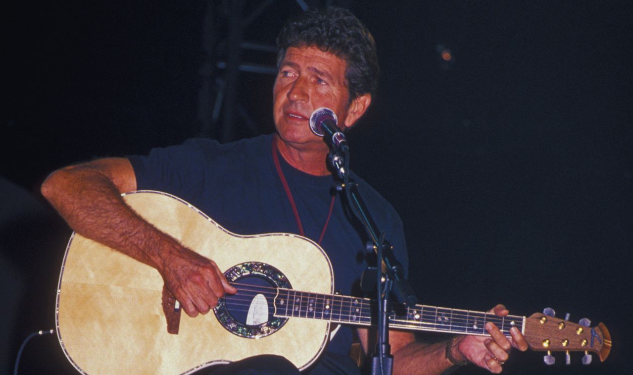 Gettyimages - 156099713, Musician Mac Davis attends Elvis the Tribute on October 8, 1994 at the Pyramid Arena in Memphis, Tennessee. 