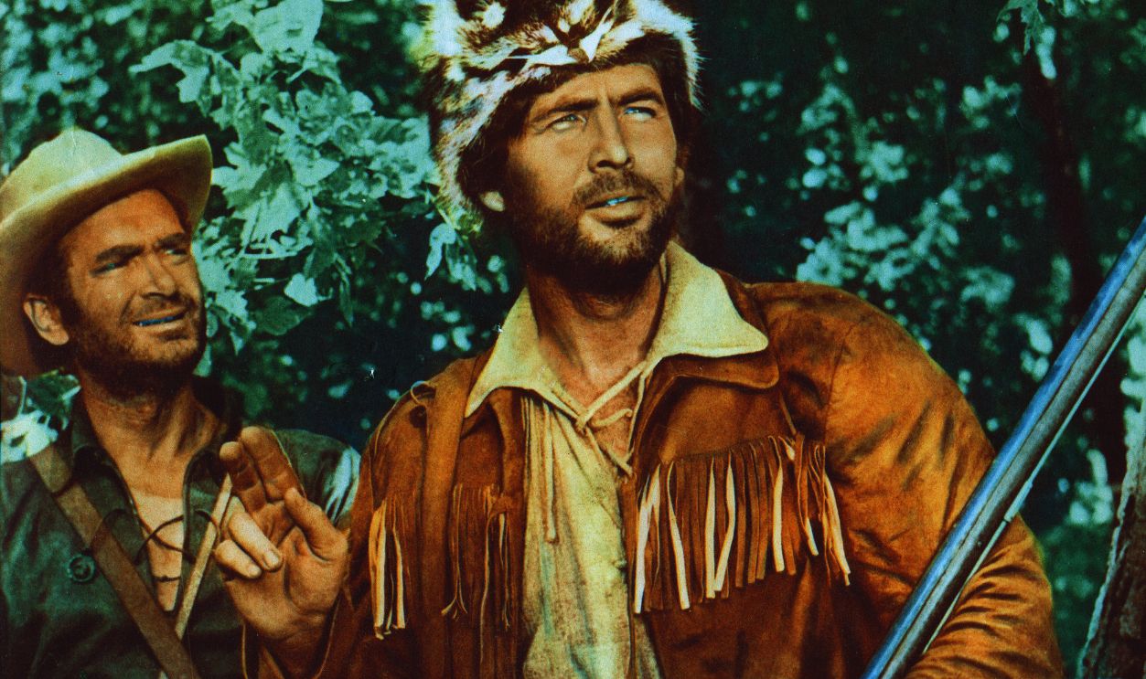 Gettyimages - 1262783583, Davy Crockett And The River Pirates Kino. Davy Crockett And The River Pirates, aka: Davy Crockett und die Flußpiraten, USA, 1956, Regie: Norman Foster, Darsteller: Buddy Ebsen, Fess Parker.