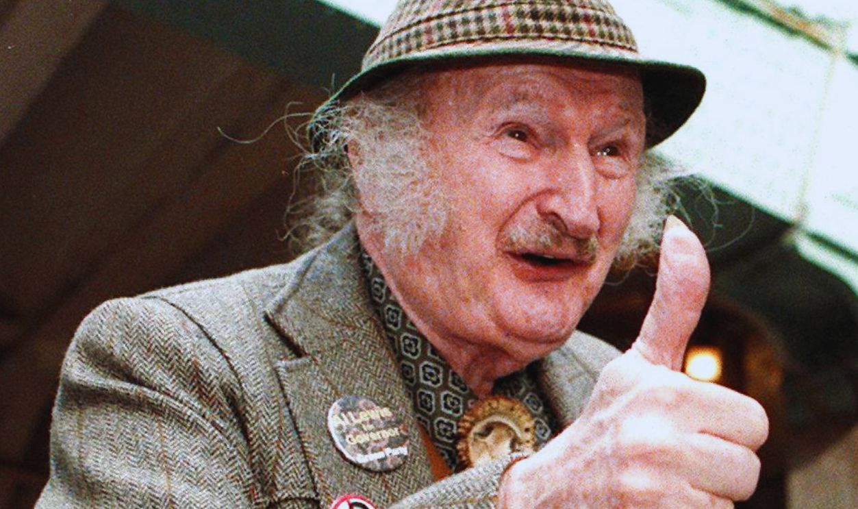 Al Lewis, better known as "Grandpa Munster" from "The Munsters" television show that ran from 1964-1966, campaigns as the Green Party candidate for governor of New York inside Grand Central Station in New York 21 October. Lewis, 88, who has only a few thousand dollars in his campaign fund, calls incumbent New York Gov. George Pataki a "potato head."
