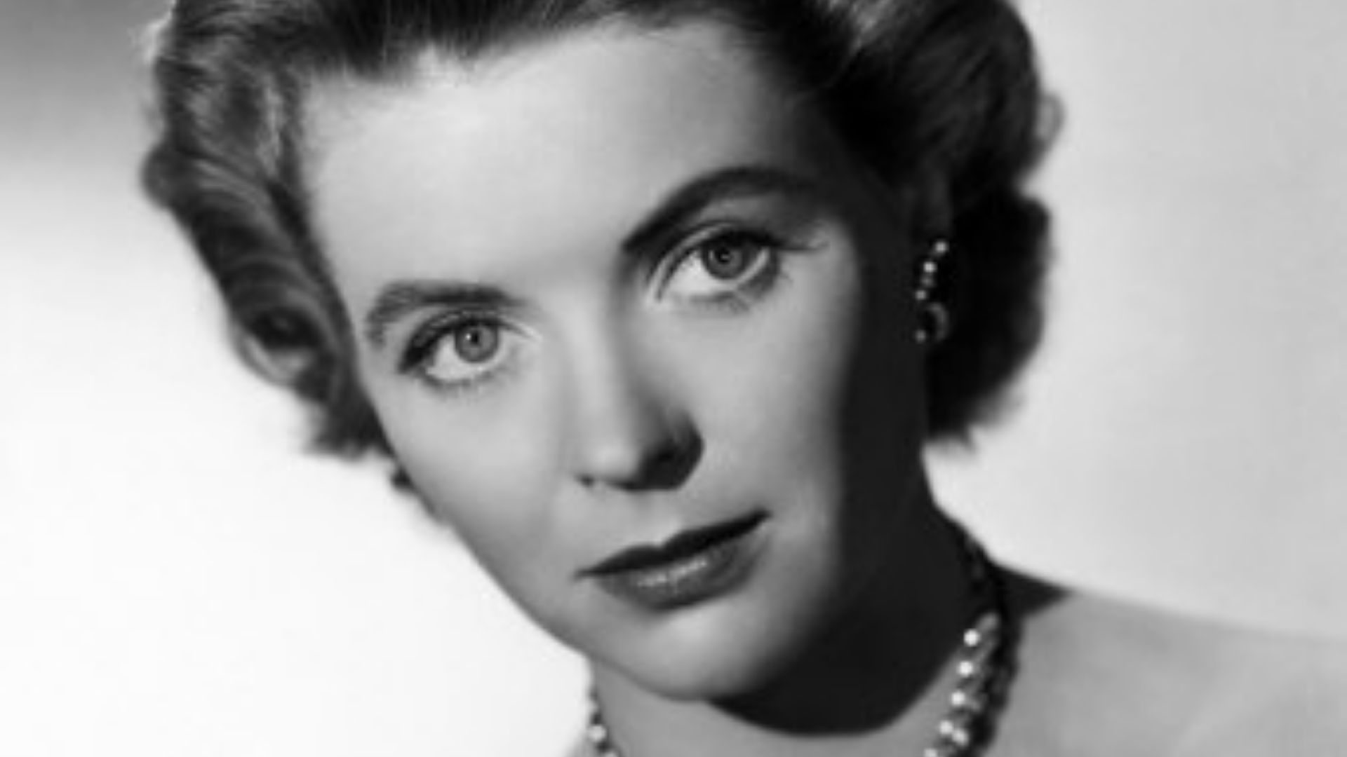 Promotional photograph of actor Dorothy McGuire (1940s)