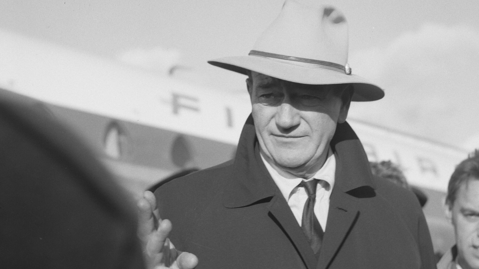 Collectie / Archief : Fotocollectie Anefo
Reportage / Serie : [ onbekend ]
Beschrijving : Aankomst John Wayne op Schiphol
Datum : 18 november 1960
Locatie : Noord-Holland, Schiphol
Trefwoorden : aankomsten, acteurs, filmsterren, vliegvelden
Persoonsnaam :
