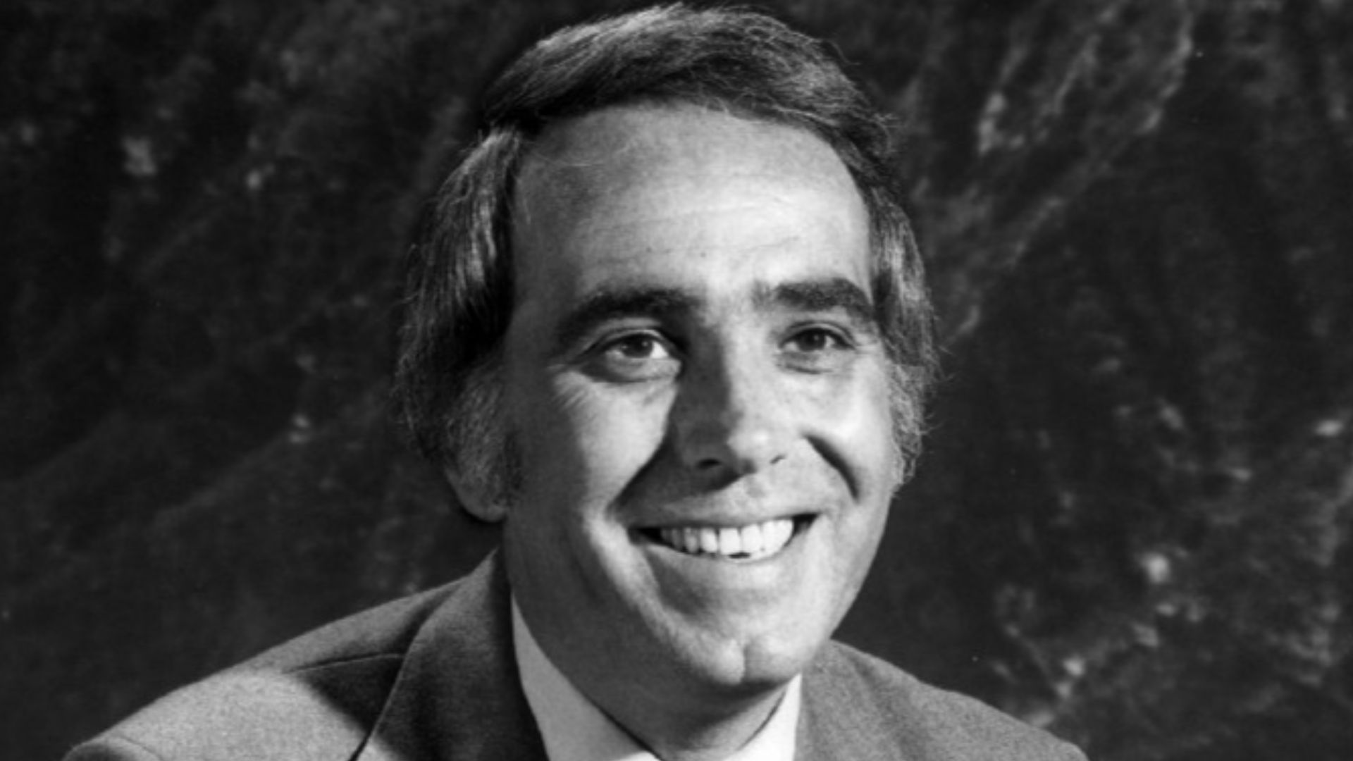 Photo of journalist/talk show host Tom Snyder as his Tomorrow program returned to California from New York.