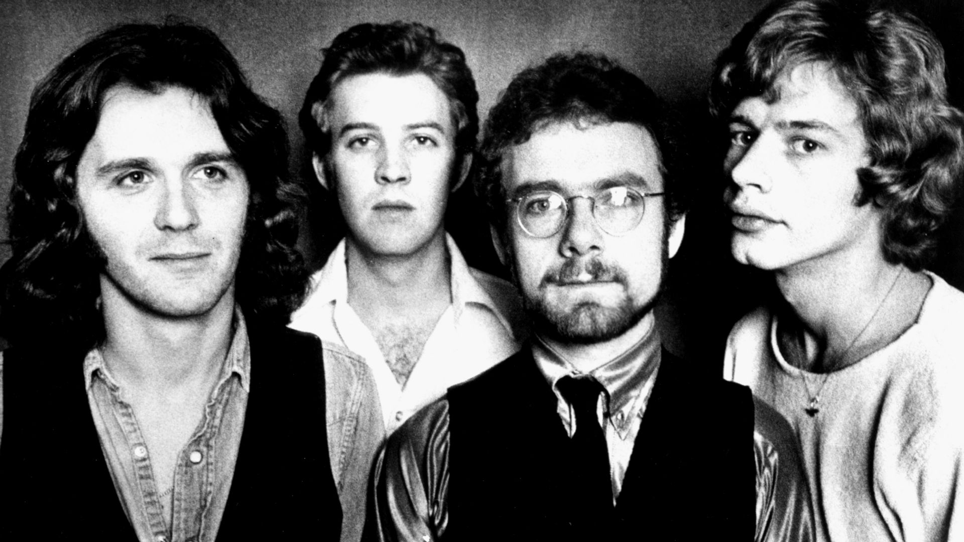 J. Wetton, D. Cross, R. Fripp and B. Bruford:


King Crimson in a 1974 press photo. The lineup depicted lasted from 1972 to 1974. The photo was distributed by Atlantic Records, which was King Crimson's record label in the US. No copyright markings on the 