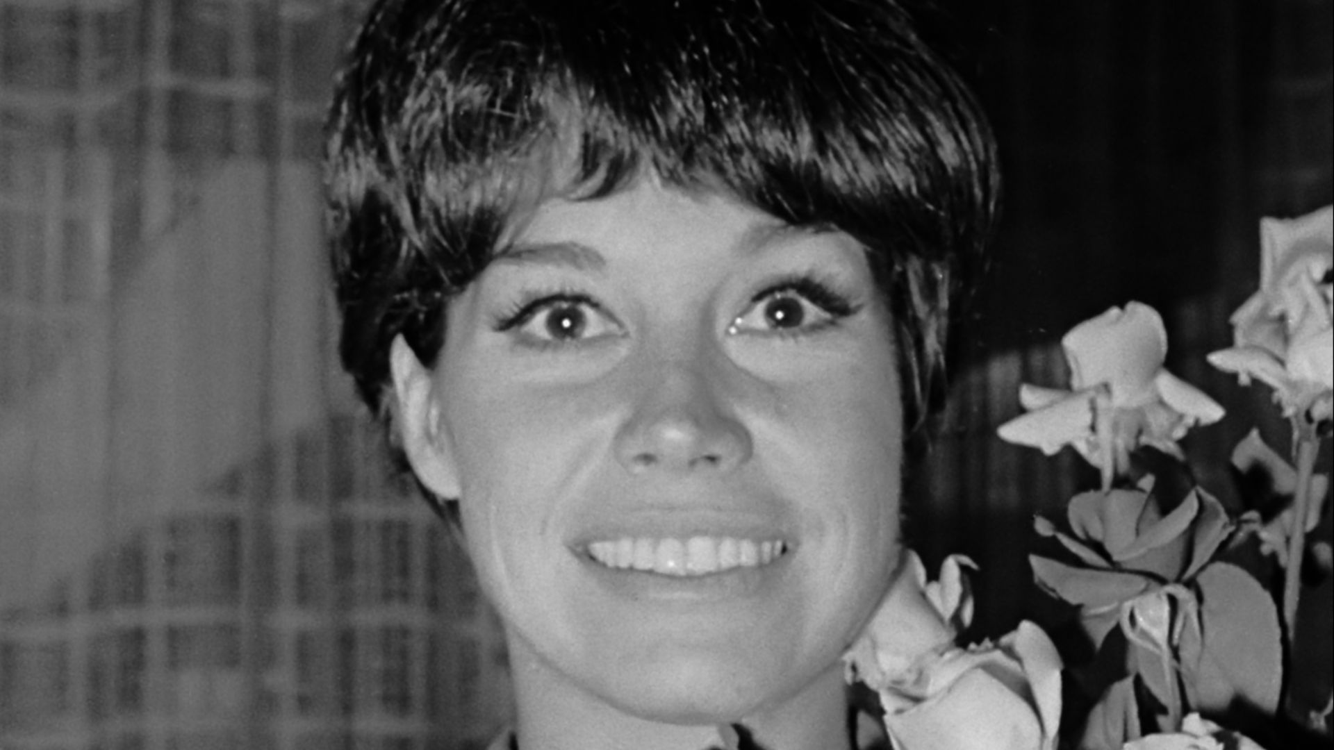 Aankomst Mary Tyler Moore (uit Dick van Dijck show) op Schiphol. Mary Tyler Moore met bloemen
4 oktober 1967