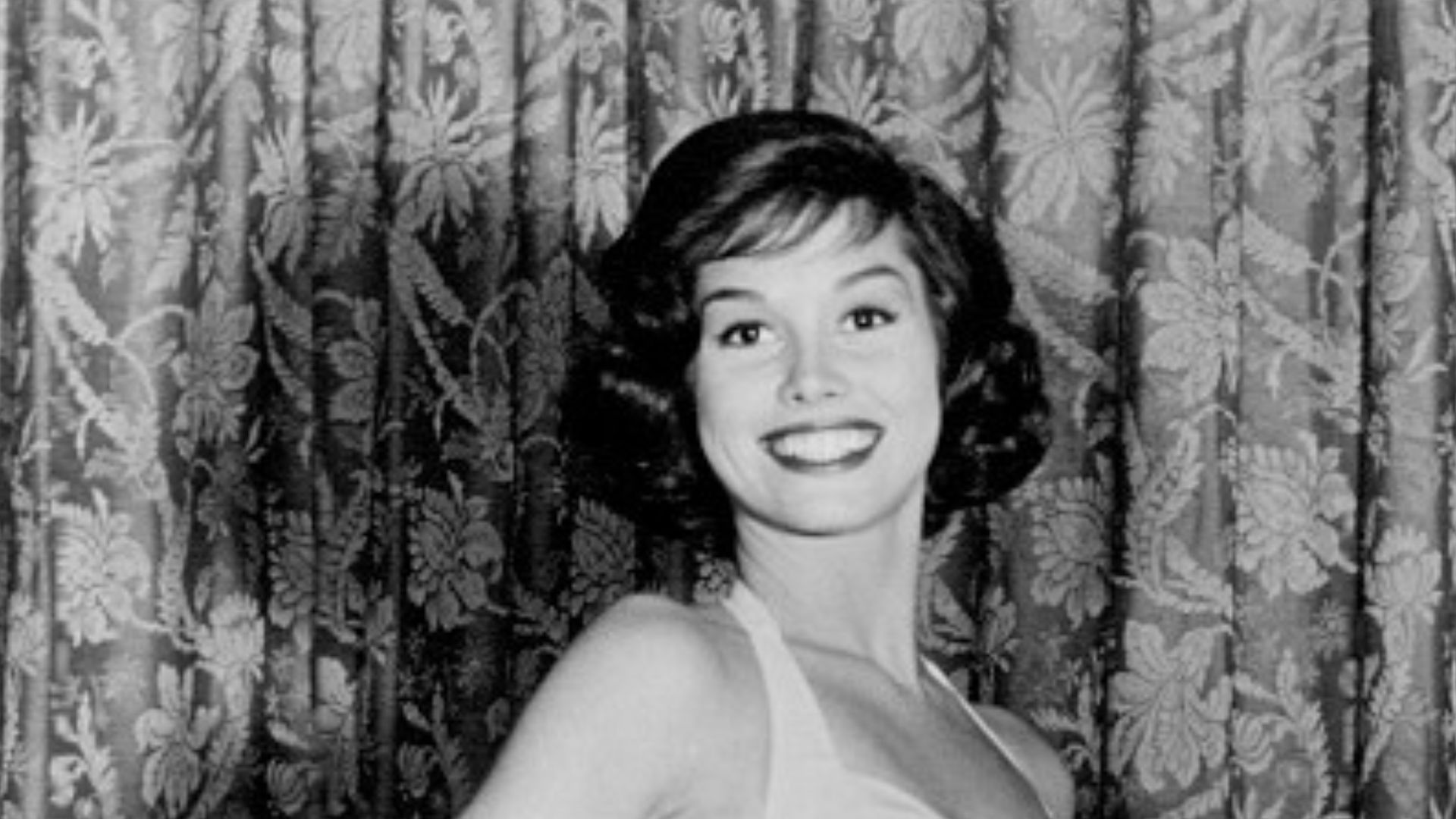 Photo of Mary Tyler Moore from the television drama series Johnny Staccato.  She plays a beauty pageant contestant who hired Staccato to protect her from a threatening man.  The man turns out to be her husband; the episode is The Mask of Jason.