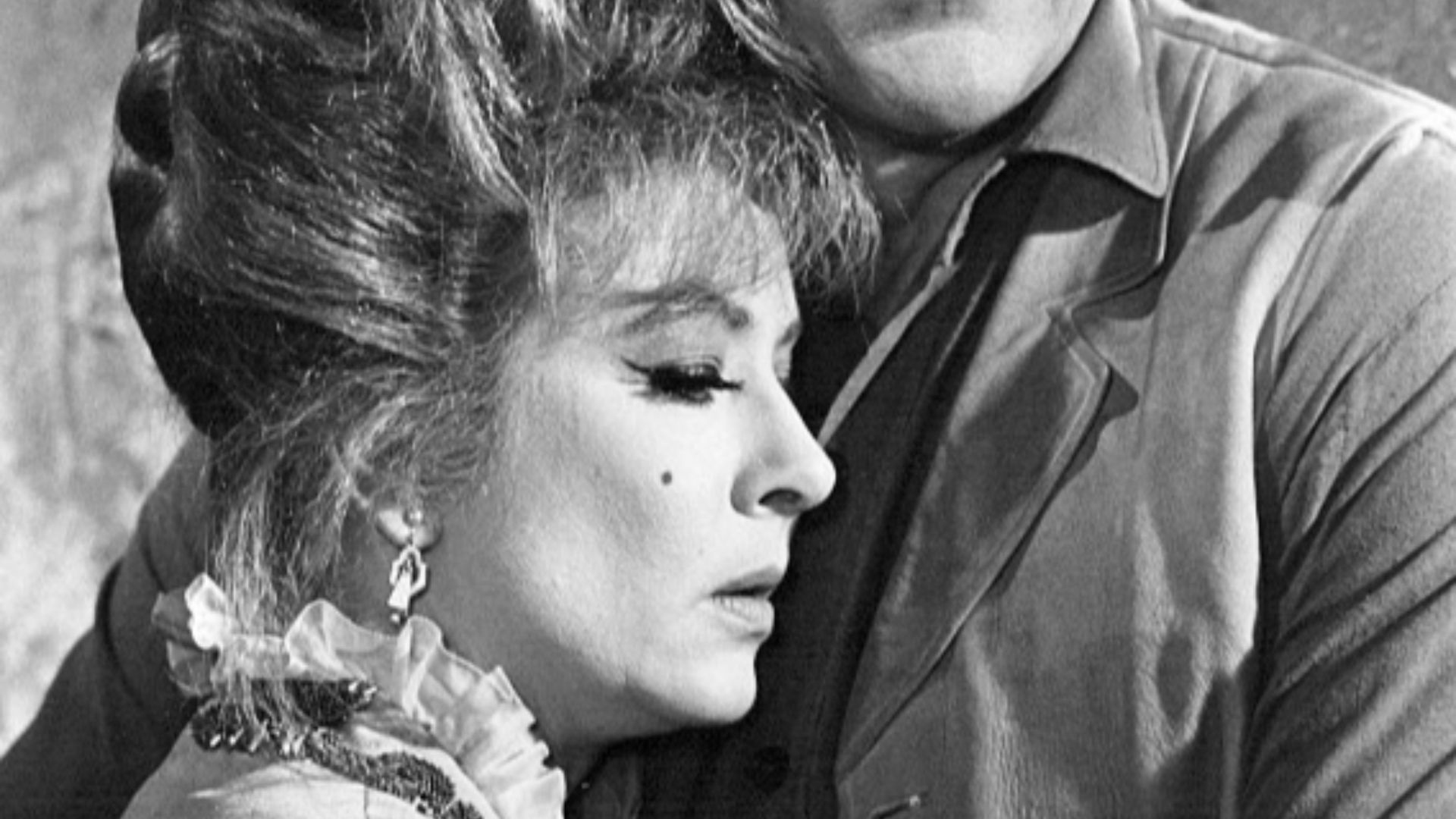 Photo of Amanda Blake as Miss Kitty Russell and James Arness as Marshall Matt Dillon from Gunsmoke.