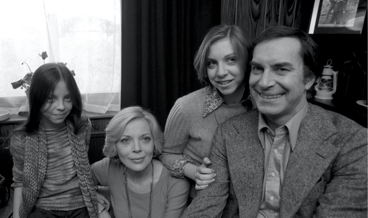 Barbara Bain and Martin Landau (1928-2017) with daughters Susan (15) and Juliet (11) at home in Chester Square, London, June 1976.