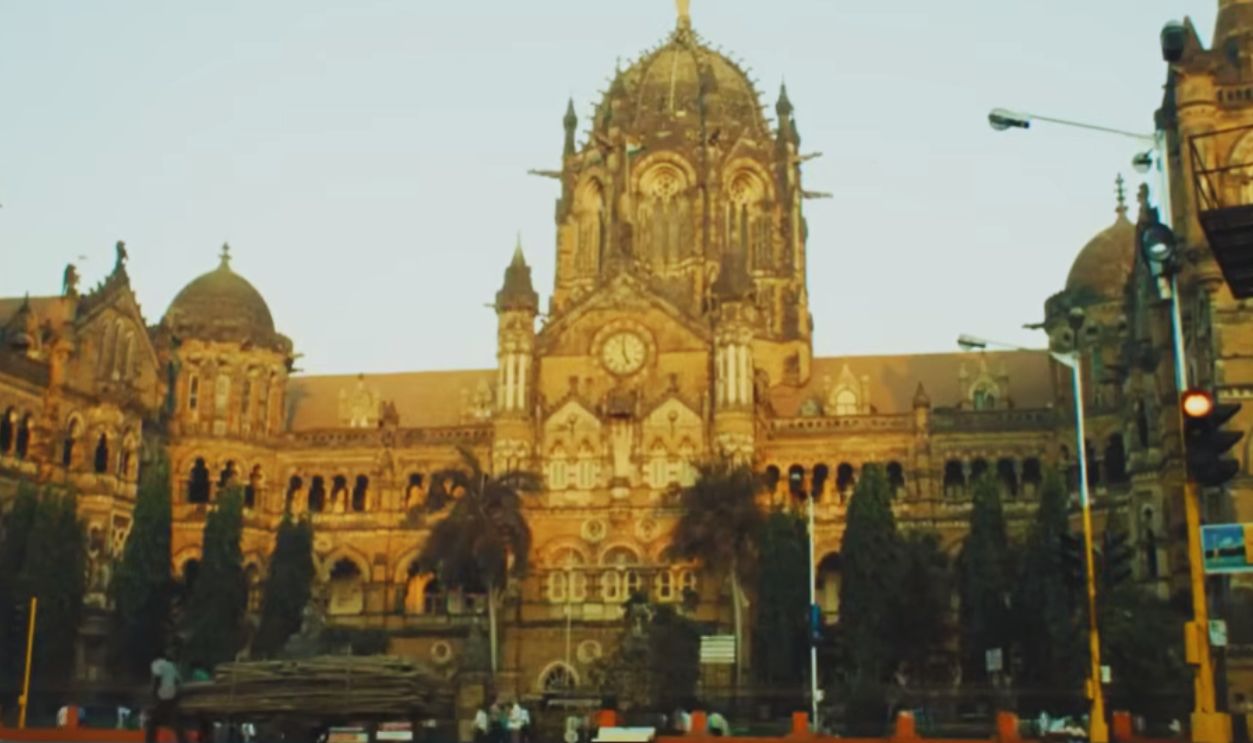 Screenshot from Slumdog Millionaire (2008)