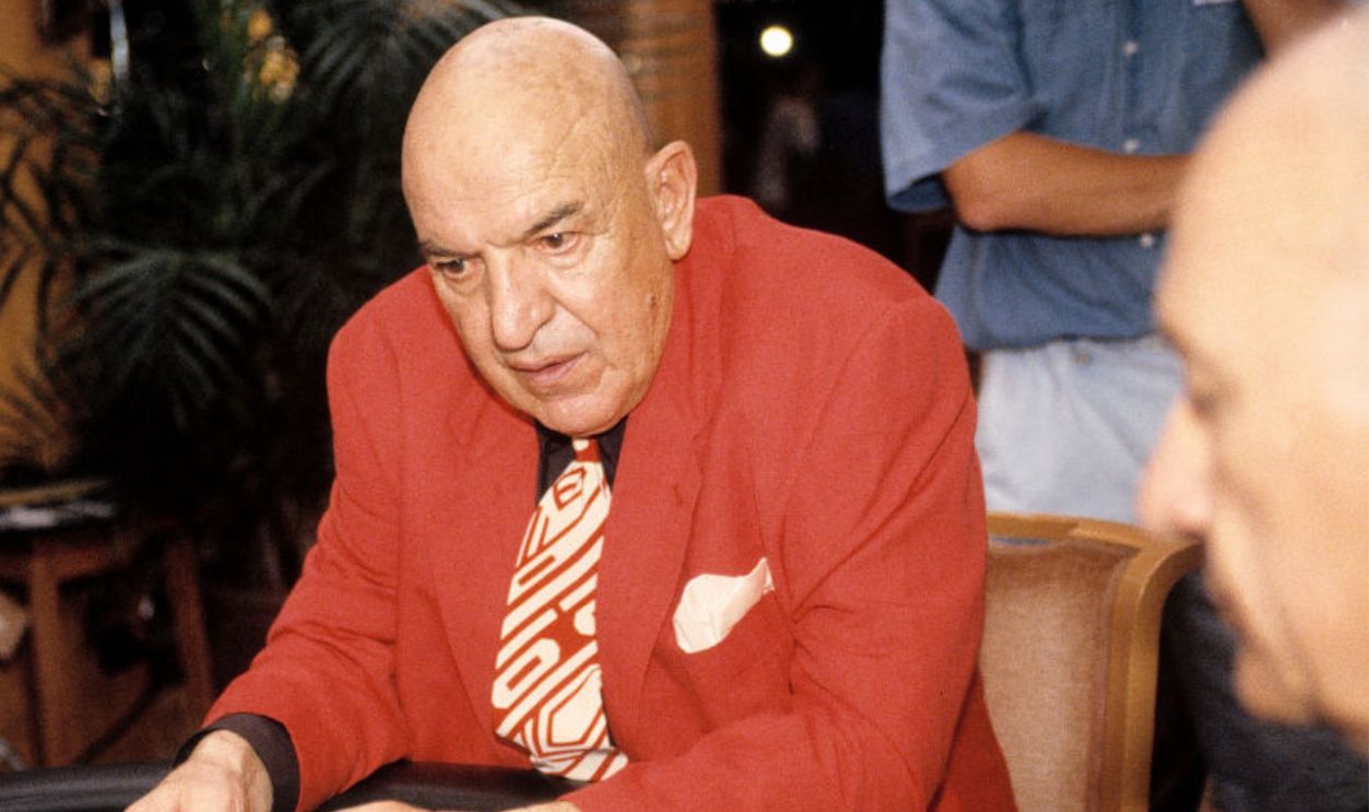 EIN SCHLOSS AM WÖRTHERSEE / 33. Folge: Teddy räumt auf / D 1992 / Otto W. Retzer / Szene mit TELLY SAVALAS (Teddy).