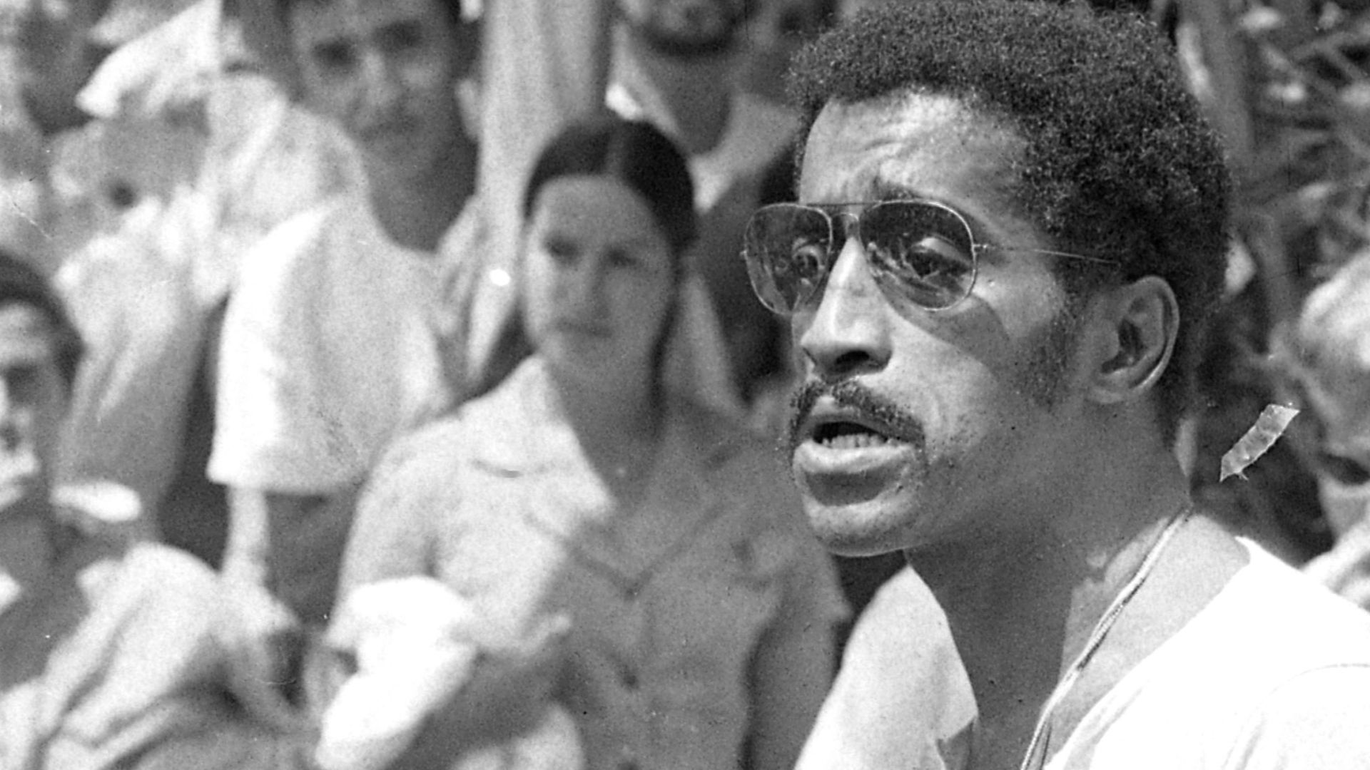Singer Sammy Davis Jr. in a performance for disabled veterans.Photo shows: Singer Sammy Dawis with invalid soldiers.