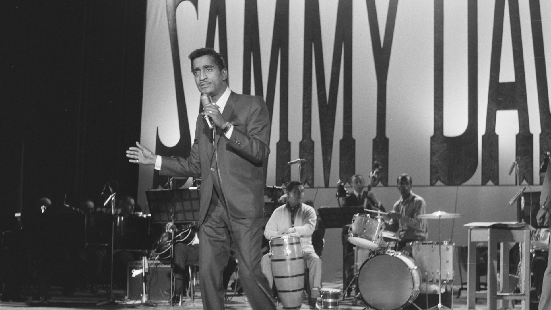 Collectie / Archief : Fotocollectie Anefo
Reportage / Serie : [ onbekend ]
Beschrijving : Sammy Davis Jr. tijdens optreden in theater Carre
Datum : 20 maart 1964
Locatie : Amsterdam, Noord-Holland
Trefwoorden : Optredens, theaters
Instellingsnaam : Carré

