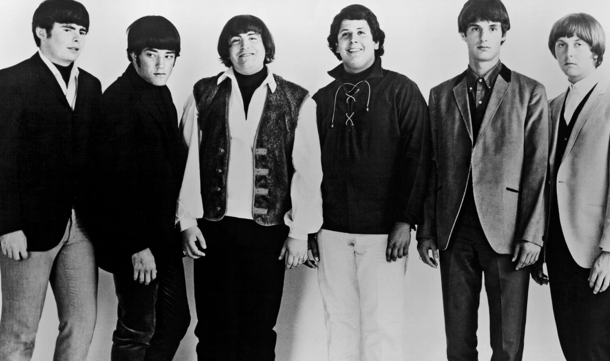 The Turtles Portrait Session LOS ANGELES - 1966: Pop group The Turtles (L-R Al Nichol, Chuck Portz, Howard Kayman, Mark Volman, Jim Tucker and Don Murray) pose for a portrait in 1966 in Los Angeles, California. 