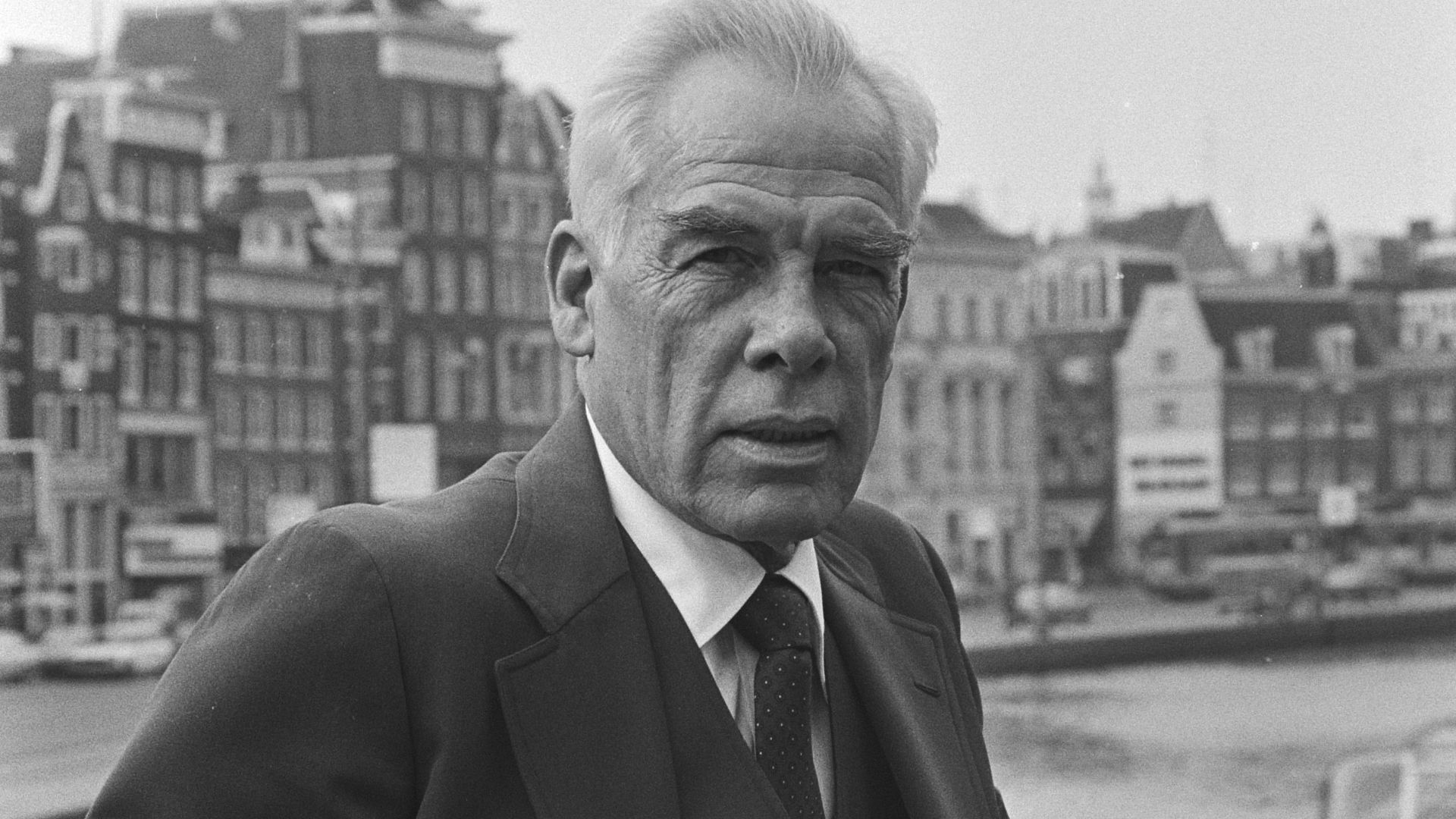 Collectie / Archief : Fotocollectie Anefo
Reportage / Serie : De Amerikaanse acteur Lee Marvin in Amsterdam
Beschrijving : acteurs, filmsterren, portretten
Datum : 16 september 1980
Locatie : Amsterdam, Noord-Holland
Trefwoorden : acteurs, filmsterren, po