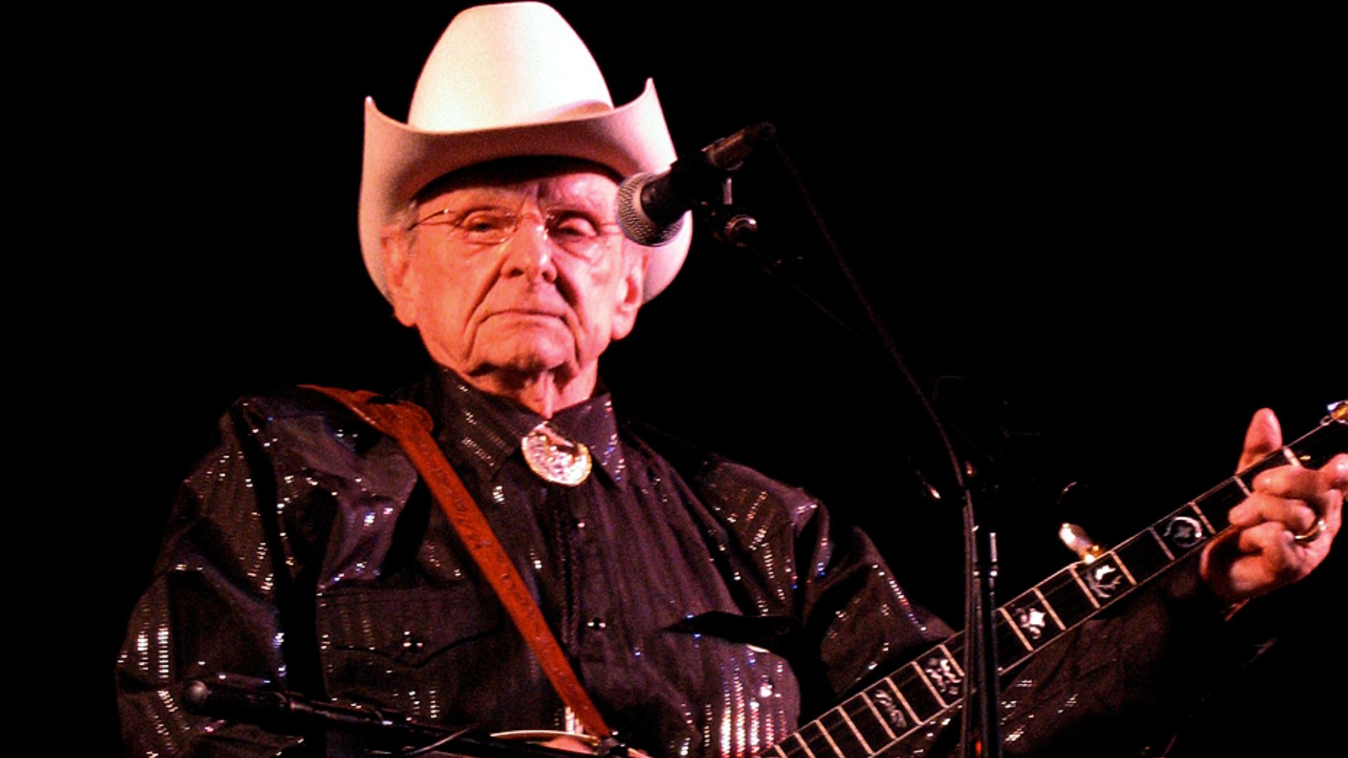Dr. Ralph Stanley performs at Grass Valley, California (2006).

drralphstanley.com/index.shtml