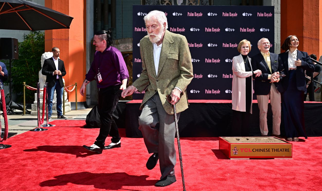 US-ENTERTAINMENT-FOOTPRINT-CEMENT US actor Dick Van Dyke (C) walks with his cane after posing with US comedian and actress Carol Burnett during her Hand and Footprint ceremony in the courtyard of the TCL Chinese Theater in Hollywood, California, on June 20, 2024. 
