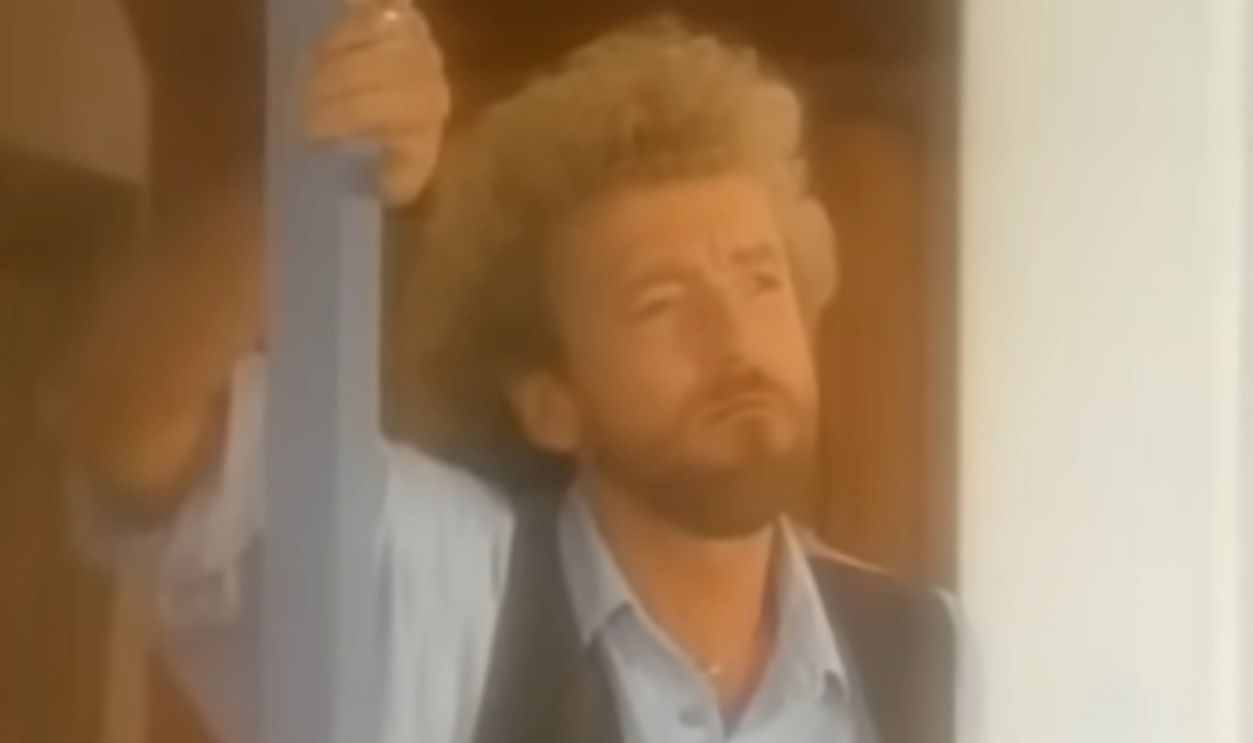 Screenshot from Don’t Close Your Eyes (1988)