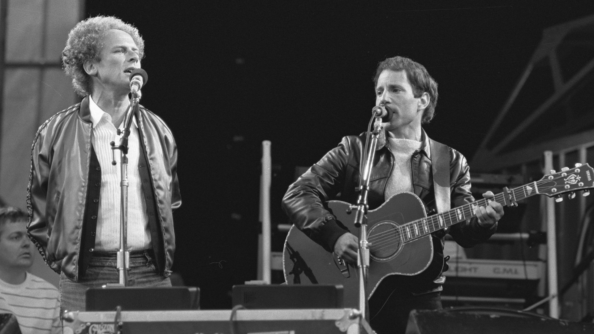 Collectie / Archief : Fotocollectie Anefo
Reportage / Serie : [ onbekend ]
Beschrijving : Optreden Simon and Garfunkel (links) in Feijenoordstadion, Rotterdam
Datum : 12 juni 1982
Locatie : Rotterdam, Zuid-Holland
Trefwoorden : musici, muziek, popgroepen,
