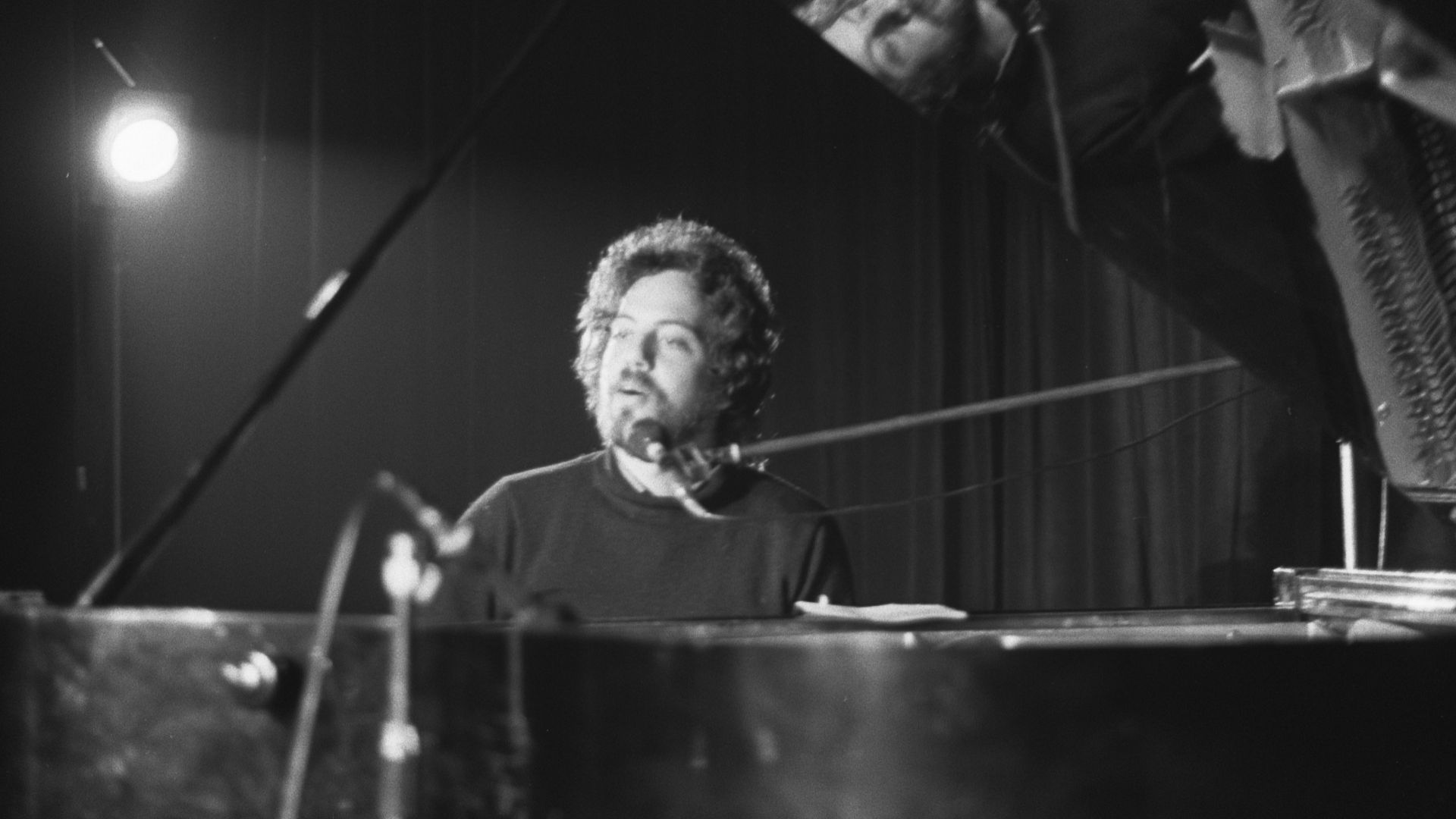 Collectie / Archief : Fotocollectie Anefo
Reportage / Serie : [ onbekend ]
Beschrijving : Nieuwste artiesten bij Phonogram, Billy Joel
Datum : 13 september 1972
Trefwoorden : pianos, zangers
Instellingsnaam : Phonogram
Fotograaf : Mieremet, Rob / Anefo
Au