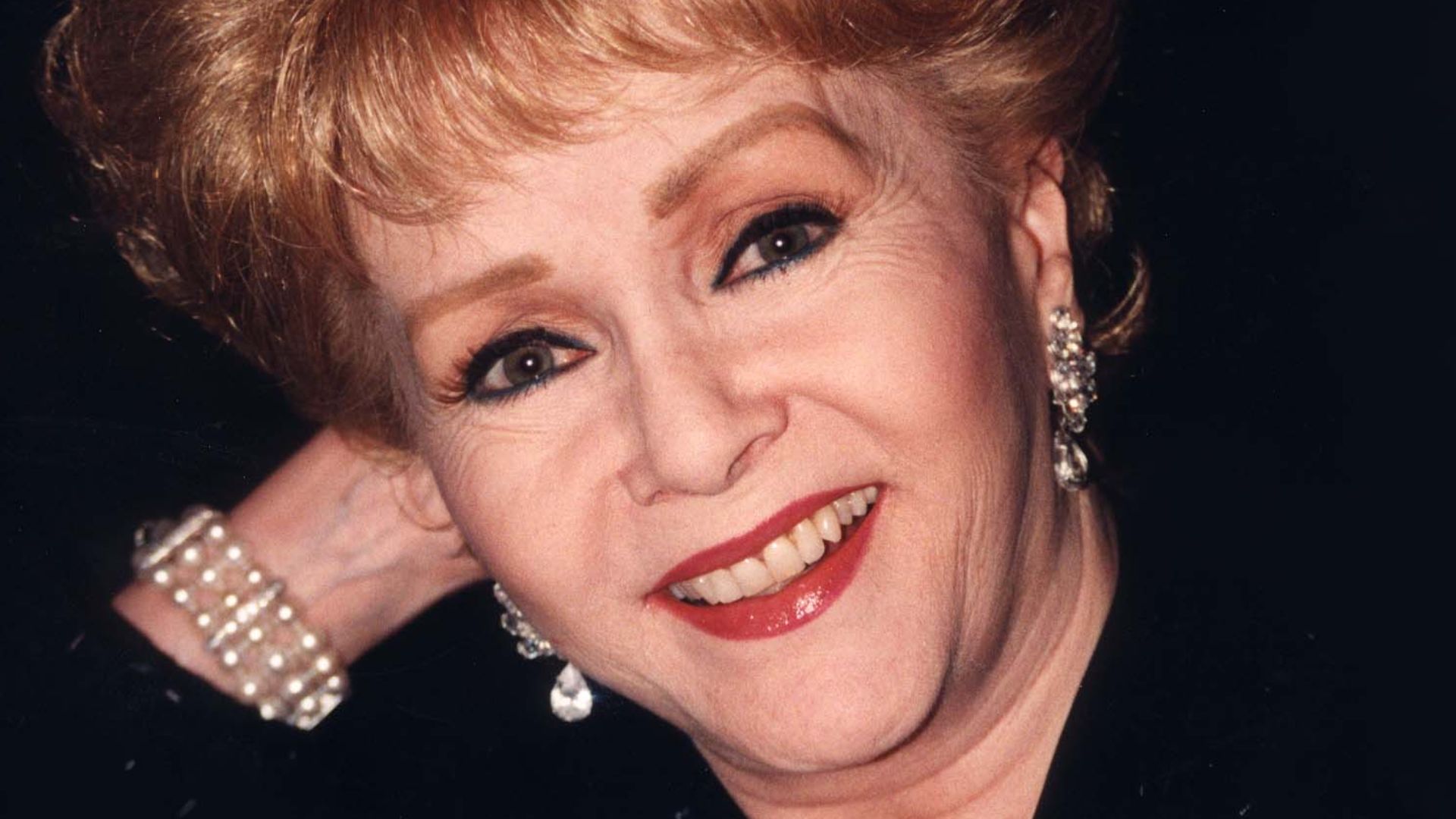 October  28,  1998 

                Women in Cable and Telecommunications Foundation Gala at Marriott in Washington D.C. 

 ©   copyright  John Mathew Smith  2001