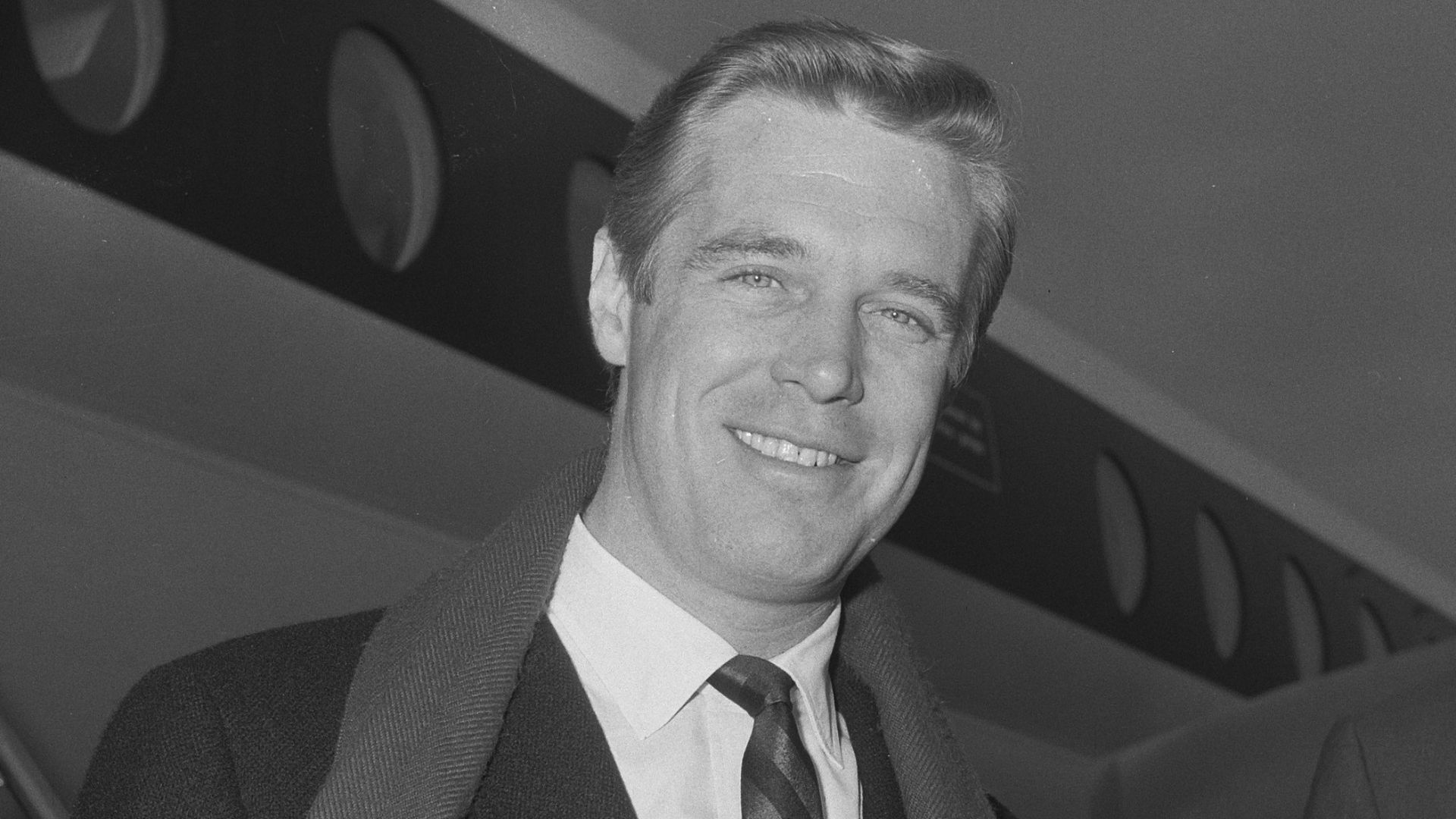Collectie / Archief : Fotocollectie Anefo
Reportage / Serie : [ onbekend ]
Beschrijving : George Peppard (Amerikaanse filmacteur) op Schiphol 
Datum : 25 februari 1964 
Locatie : Noord-Holland, Schiphol 
Trefwoorden : filmacteurs, toneelspelers 
Persoonsn