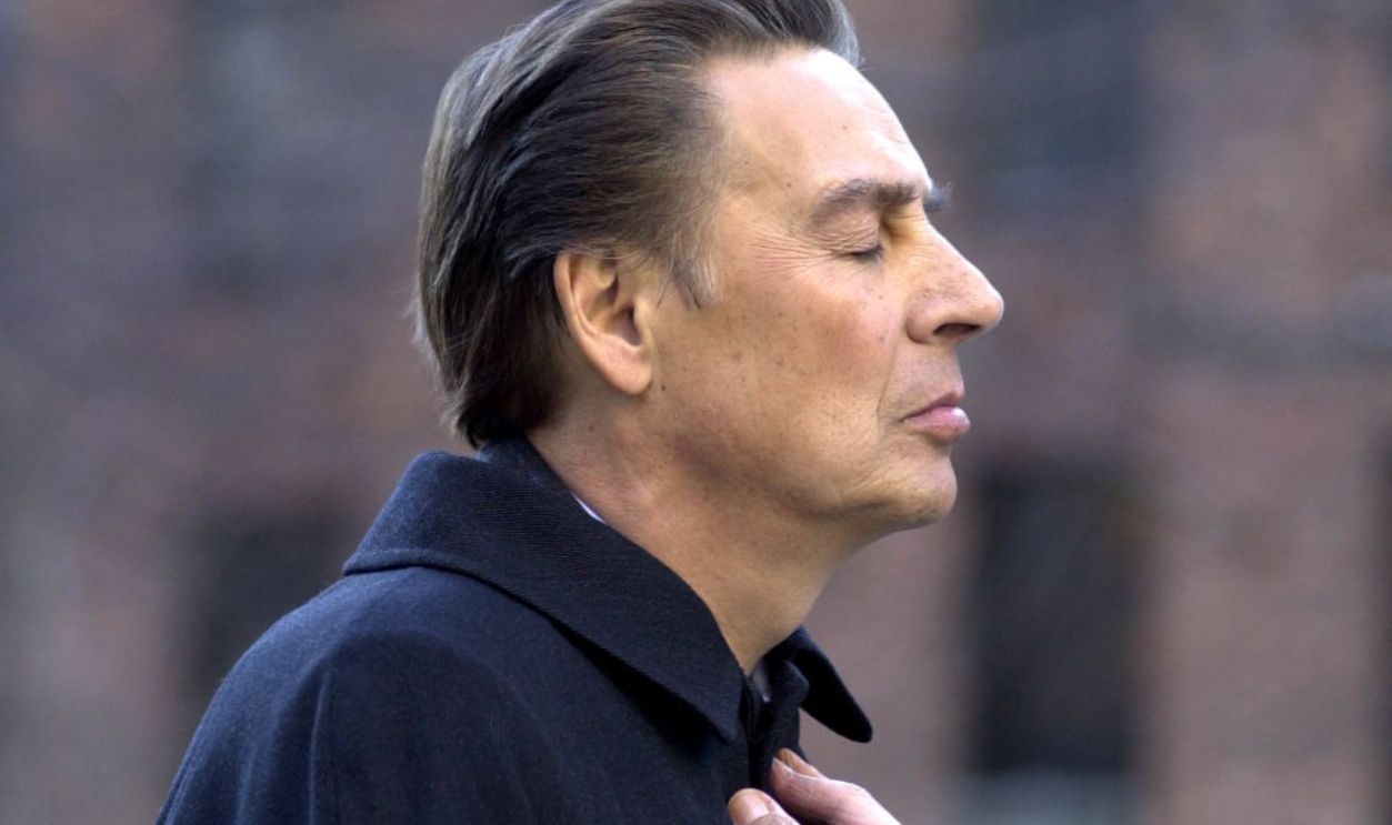 Actor Jerry Orbach takes a break March 19, 2001 from the filming of his TV show