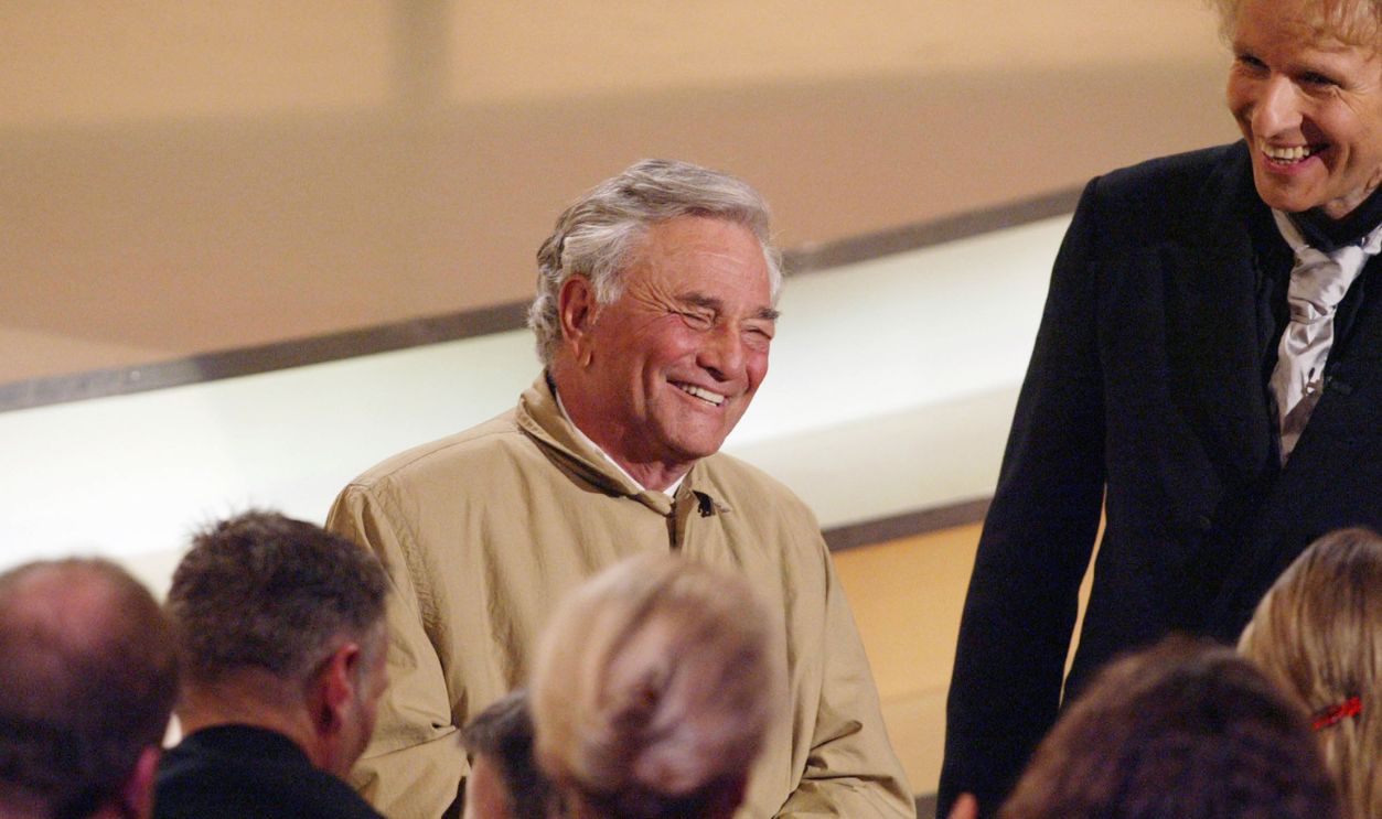 Goldene Kamera Film Awards In Berlin BERLIN - FEBRUARY 4: Moderator Thomas Gottschalk (right) watches as Peter Falk, American star of the television show "Columbo," gets a standing ovation as he attends the "Goldene Kamera Film Awards" on February 4, 2004 at the Berlin Gendarmenmarkt Concert House, in Berlin, Germany. 