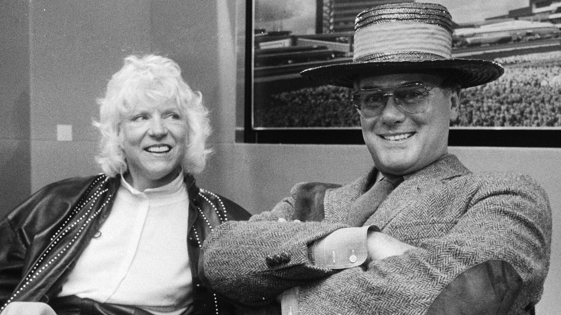 Larry Hagman, met cowboyhoed, vergezeld door zijn echtgenote