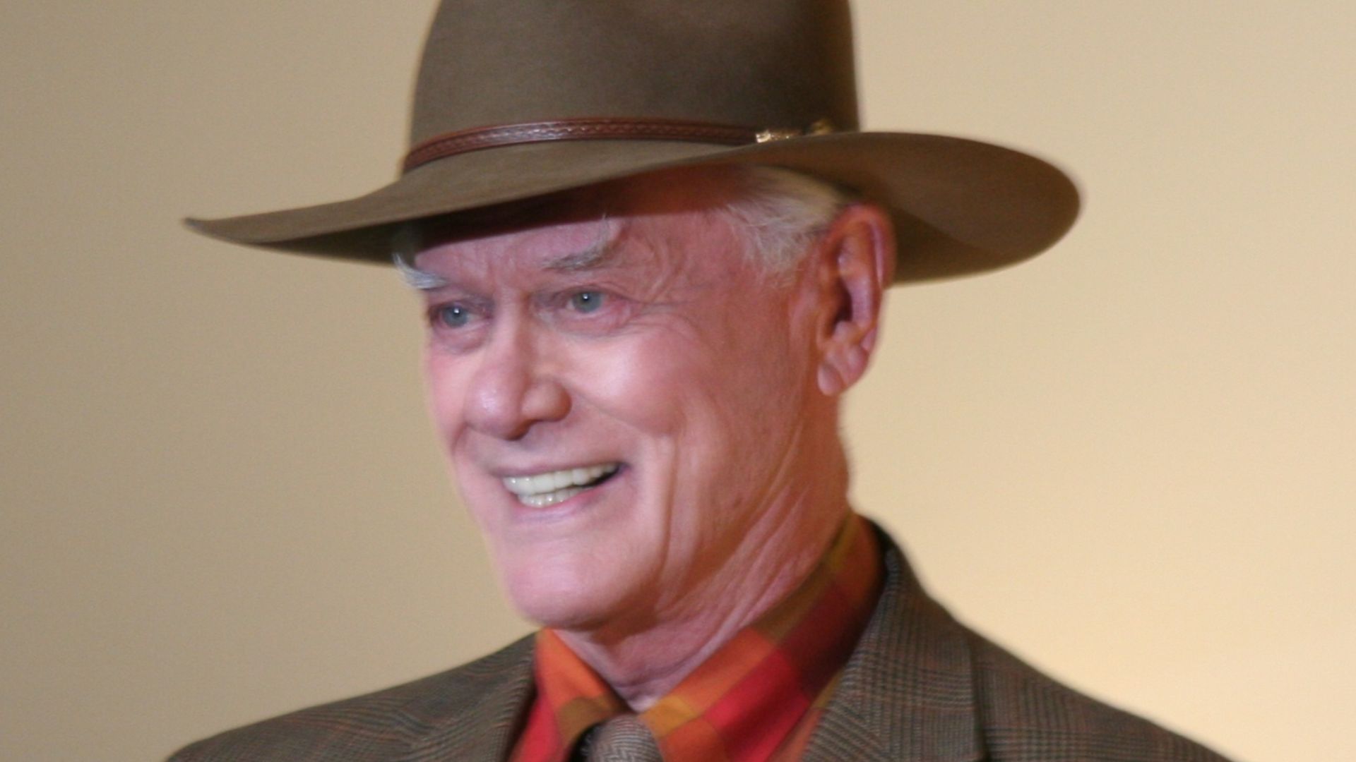 Larry Martin Hagman wurde am 21. September 1931 in Weatherford (Texas) als Sohn des berühmten Musical-Stars Mary Martin und des Rechtsanwalts Benjamin Hagman geboren.