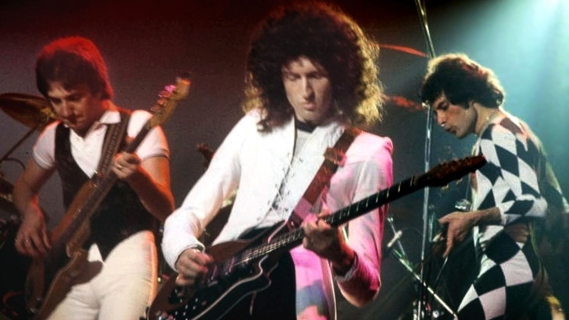 Queen performing in New Haven, CT.