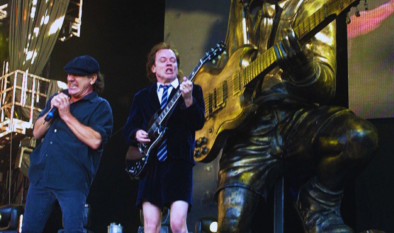 Gettyimages - 83343092, TO GO WITH AFP STORY BY PAUL RICARD --- (FILES) This file photo taken on June 26, 2001 shows vocalist Brian Johnson (L) and lead guitarist Agnus Young (R) of legendary Australian heavy rock group AC/DC performing at an open air concert in Helsinki, late 26 June 2001.
