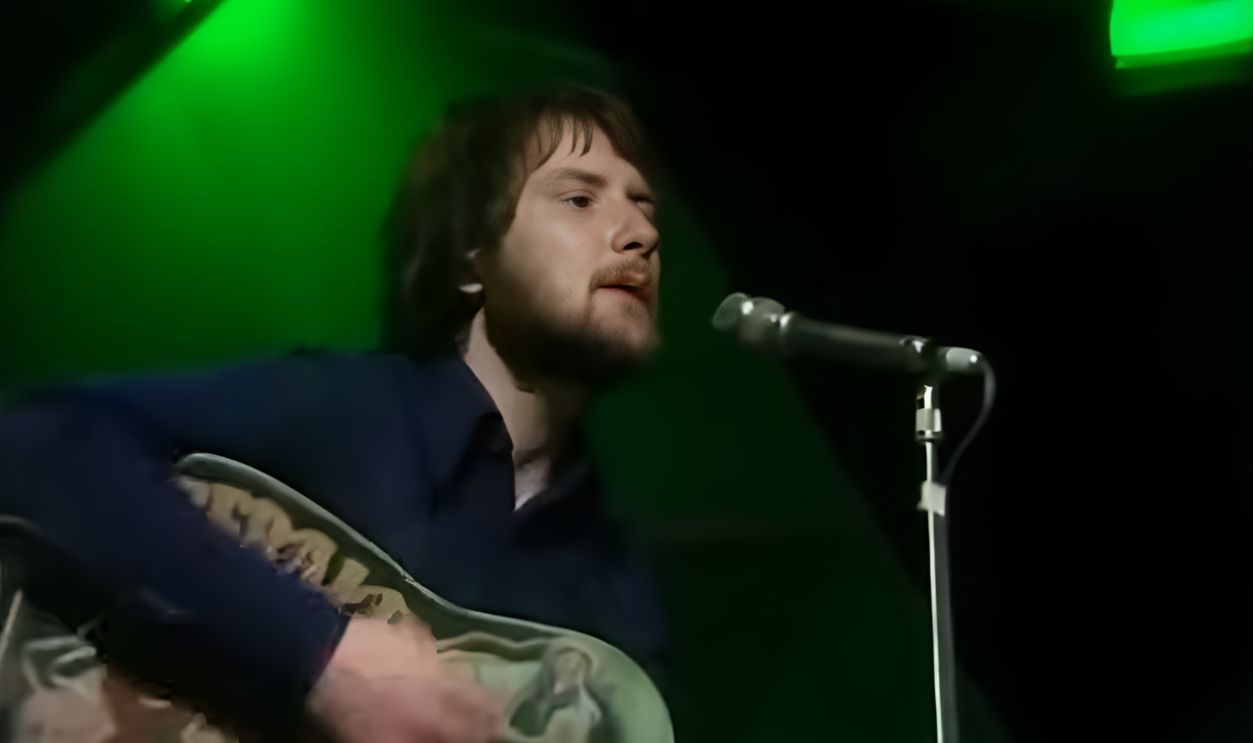 Screenshot from Stuck in the Middle with You (1973)