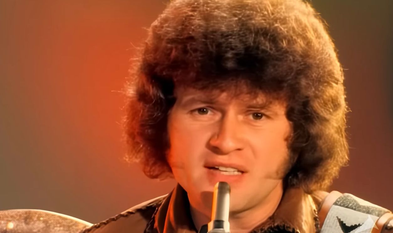 Screenshot from Seasons in the Sun (1974)