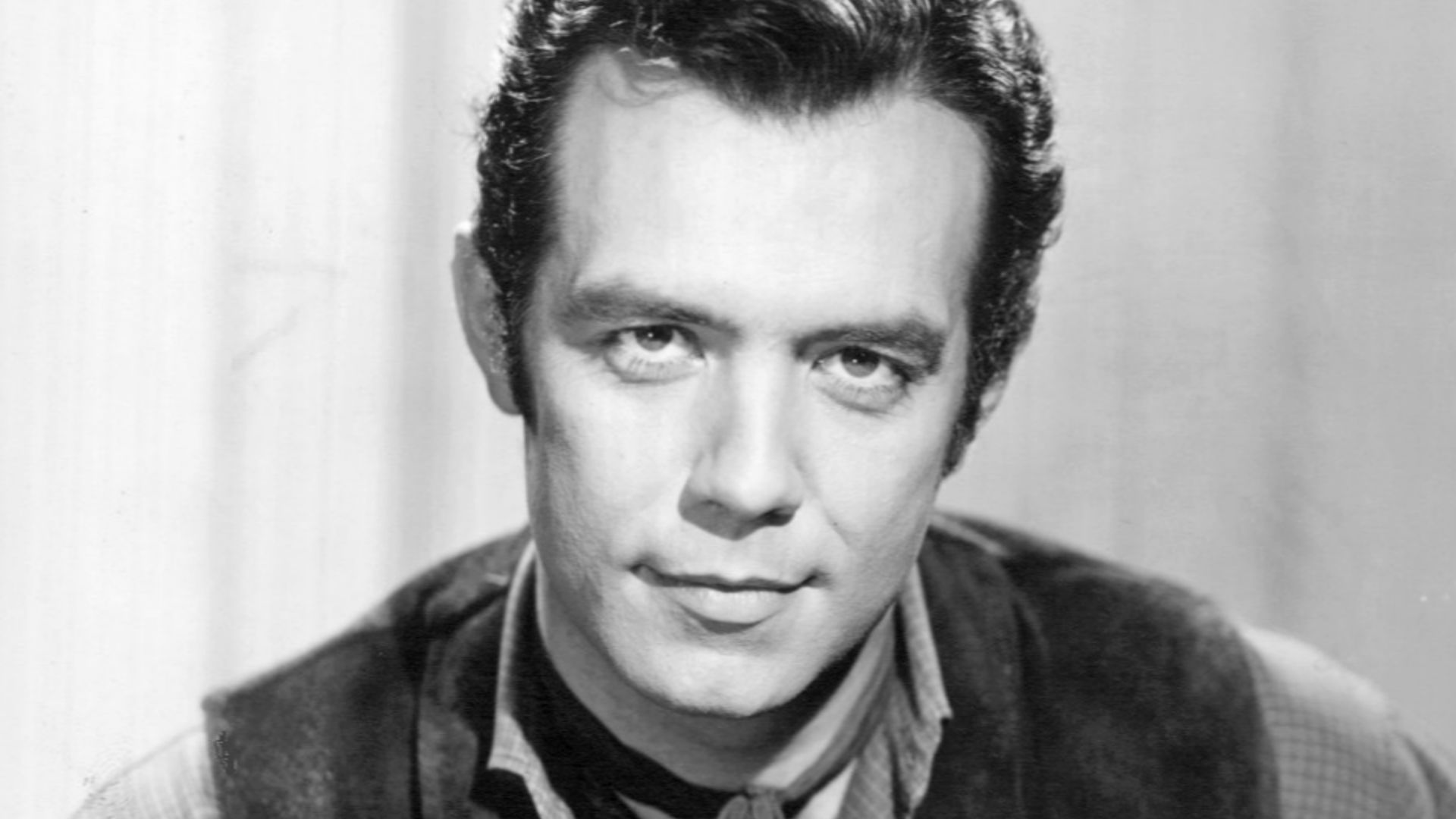 Publicity photo of Pernell Roberts as Adam Cartwright of the television series Bonanza. Press release from NBC, proprietor of this photo, was Fall 1959. w:Field Enterprises, Inc., stamped this photo on September 1966 (blurry without color) and then used i