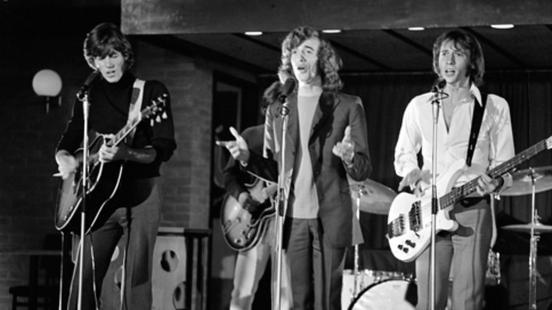 The Bee Gees in Dutch television show Twien (1968). From left to right: Barry, Robin, & Maurice Gibb