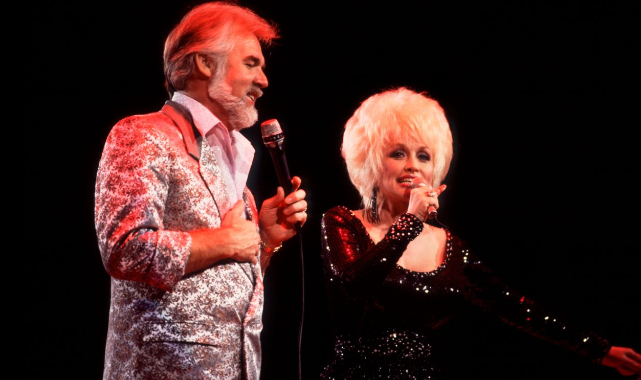 Getty Images - 535796609 - American musicians Kenny Rogers and Dolly Parton perform a duet at the Rosemont Horizon (later renamed the Allstate Arena).