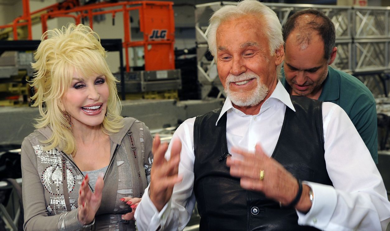Getty Images - 98398347 - Singers/Songwriters Dolly Parton and Honoree Kenny Rogers Backstage at the Kenny Rogers: The First 50 Years show at the MGM Grand at Foxwoods on April 10, 2010 in Ledyard Center, Connecticut.